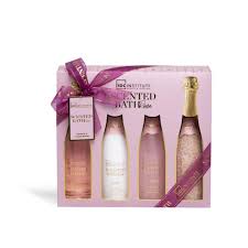 bottiglie di champagne con bagnoschiuma crema corpo e sali da bagno