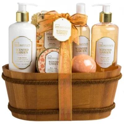 cesto in legno grande con prodotti per a cura del corpo e bagno profumati