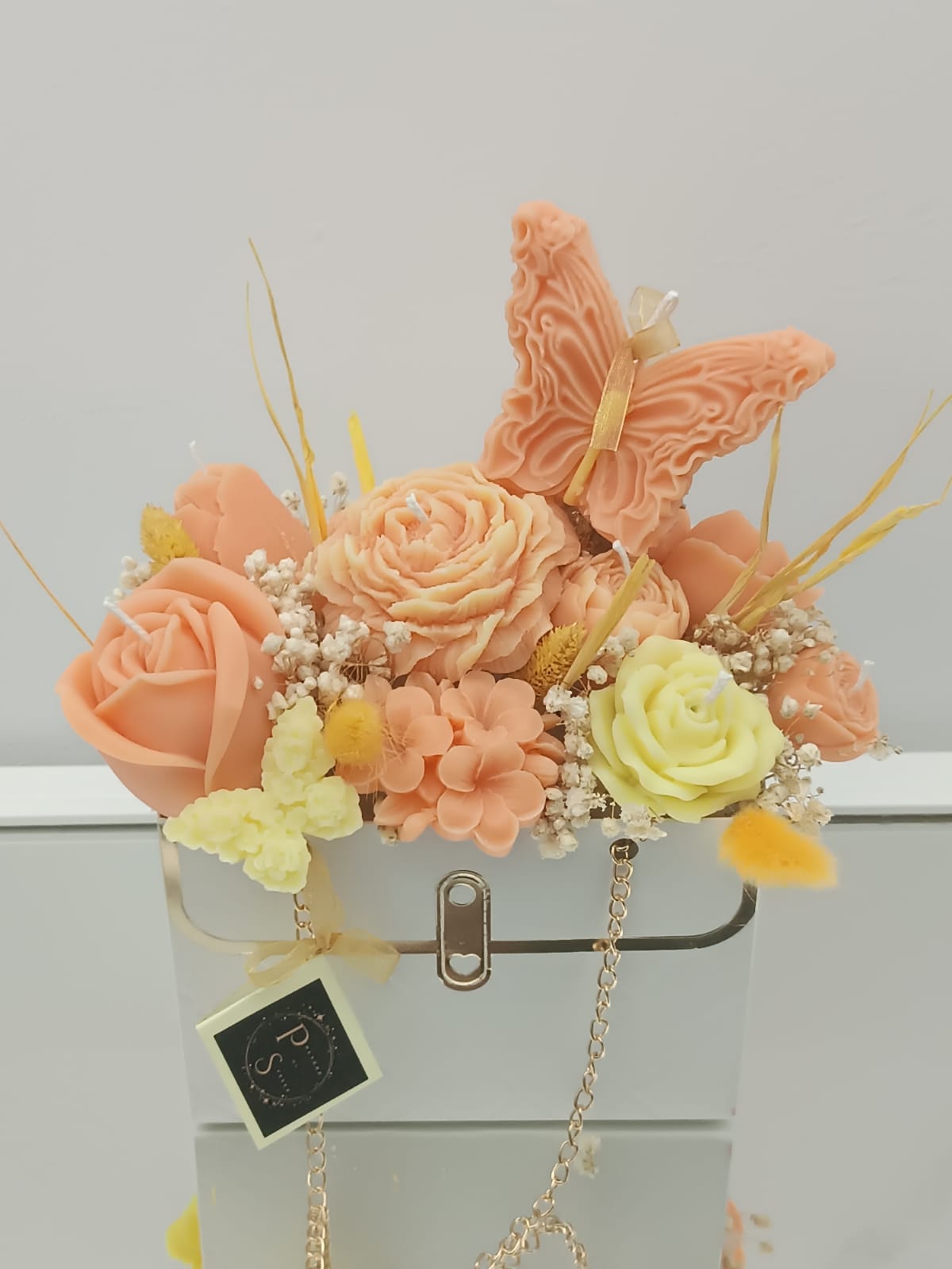Boquet di fiori arancio con farfalla
