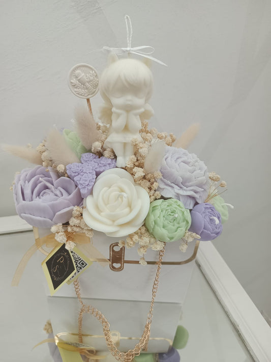 Bouquet floreale lilla e verde con angioletto prima comunione