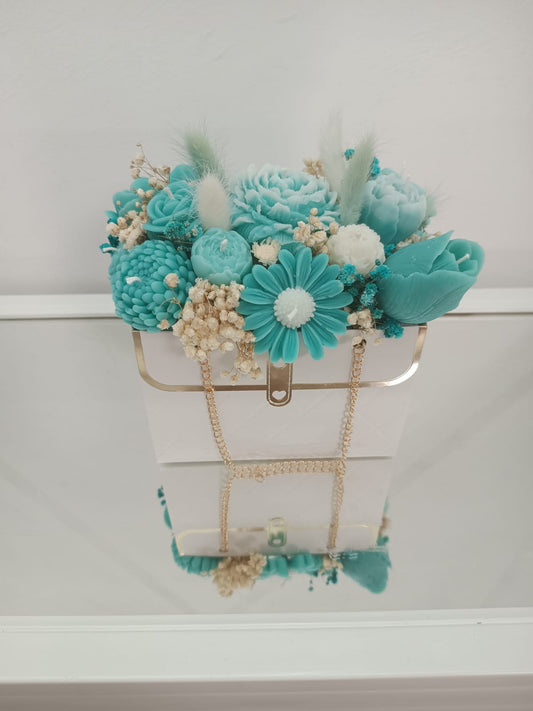 Bouquet florali colore tiffany in borsetta bianca
