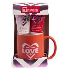 tazza da latte linea love con prodotti per l'igiene e la cura del corpo